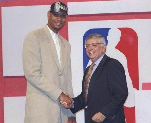 他于两年前 他于两年前